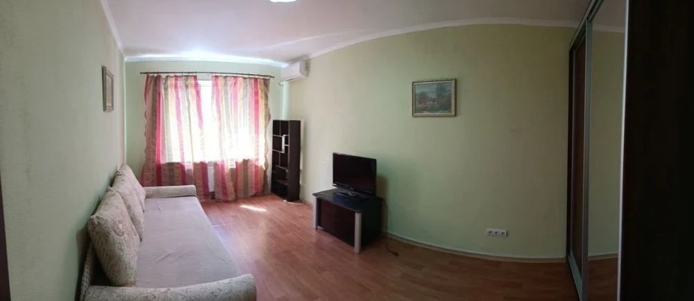 Здається двухкімнатна на Гмирі