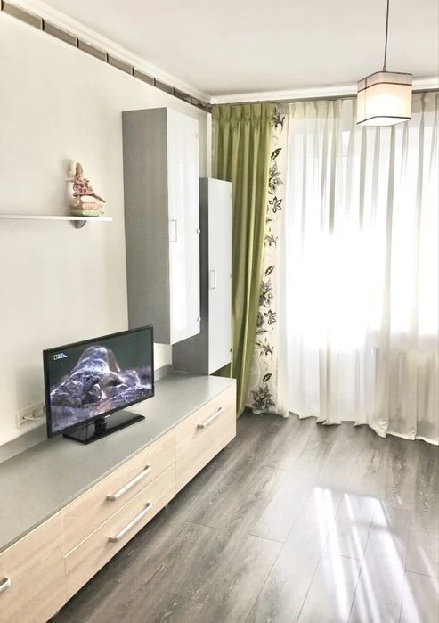 Метро Палац Украіна 5 хв. пішки. Вул Коновальца 15к3