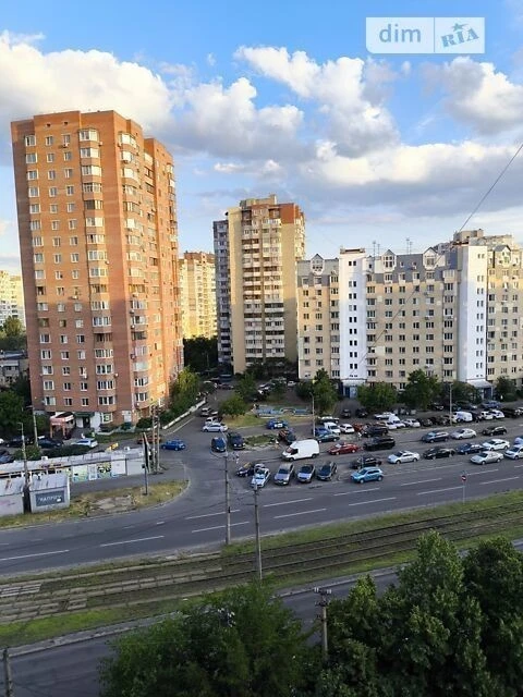 Здам в оренду кімнату на вул. Ахматової Анни 4 довгостроково