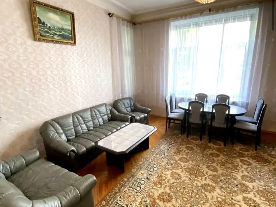 Квартира. Київ, Інститутська вул.