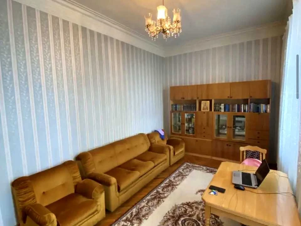 Квартира. Київ, Інститутська вул.