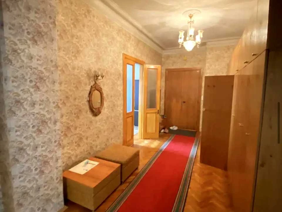 Квартира. Київ, Інститутська вул.