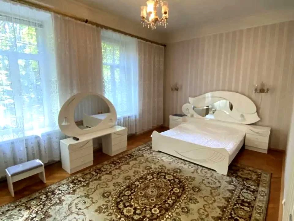 Квартира. Київ, Інститутська вул.