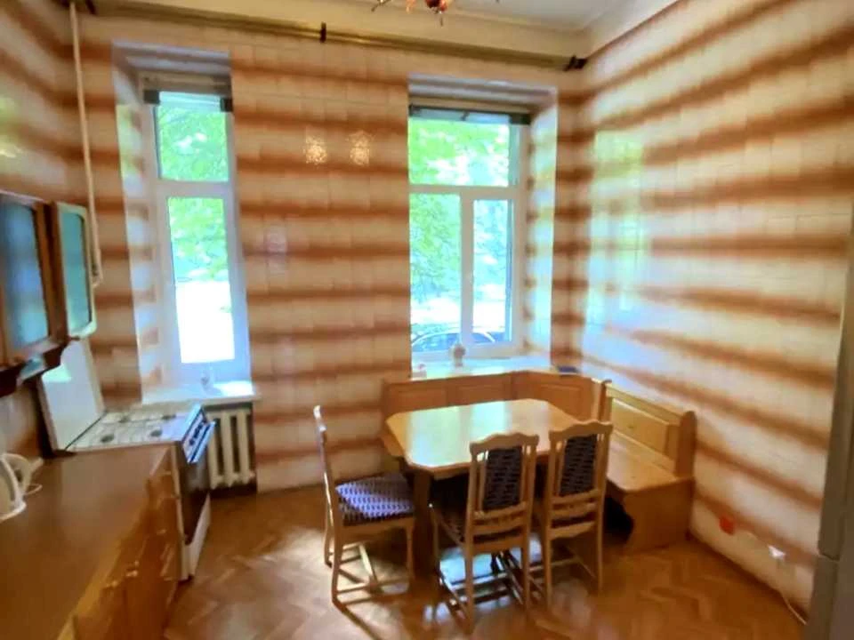 Квартира. Київ, Інститутська вул.