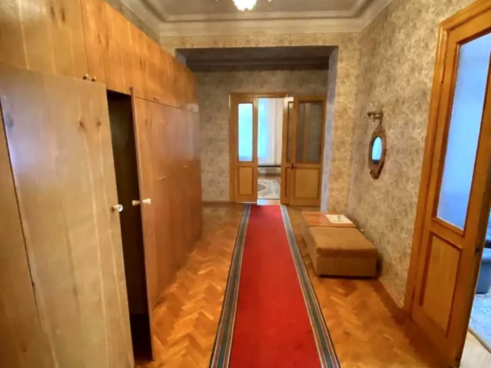 Квартира. Київ, Інститутська вул.