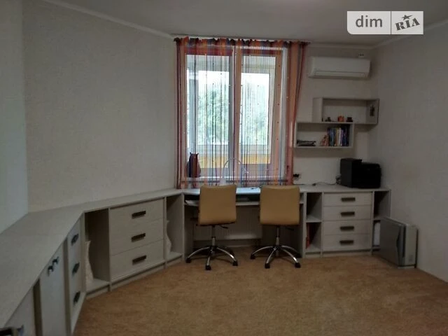 Довготривала оренда 2к квартири на вул. Михайла Максимовича