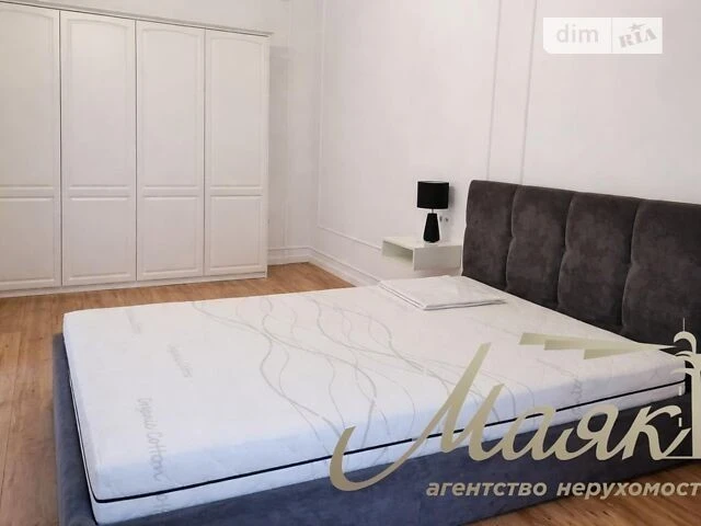 Довготривала оренда 4к квартири на вул. Євгена Чикаленка 10