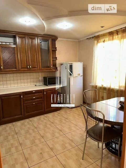 Довготривала оренда 3к квартири на вул. Ахматової Анни 43 •