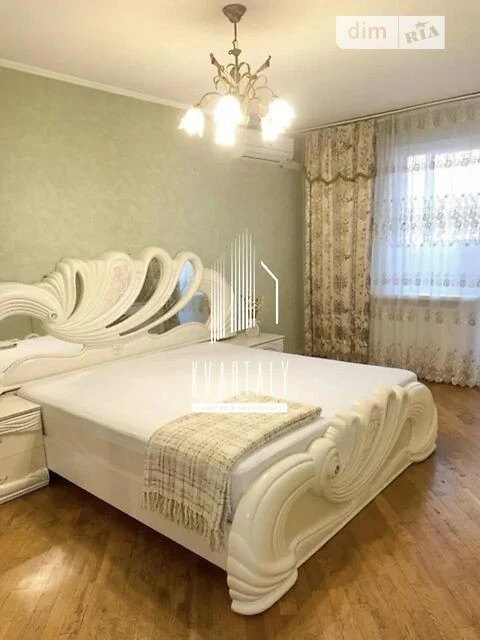 Довготривала оренда 3к квартири на вул. Ахматової Анни 43 •