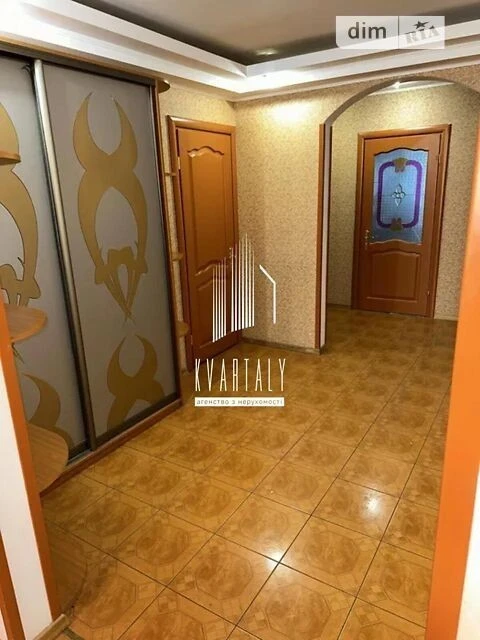 Довготривала оренда 3к квартири на вул. Ахматової Анни 43 •
