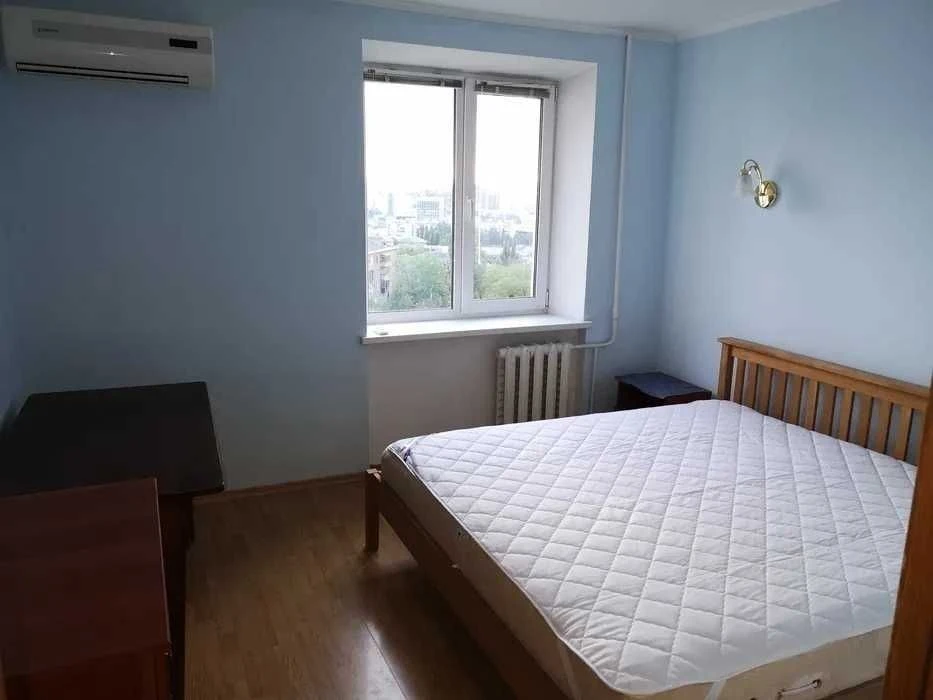 Оренда 3 кімнатної квартири вул. Джона Макейна Маккейна 20Б