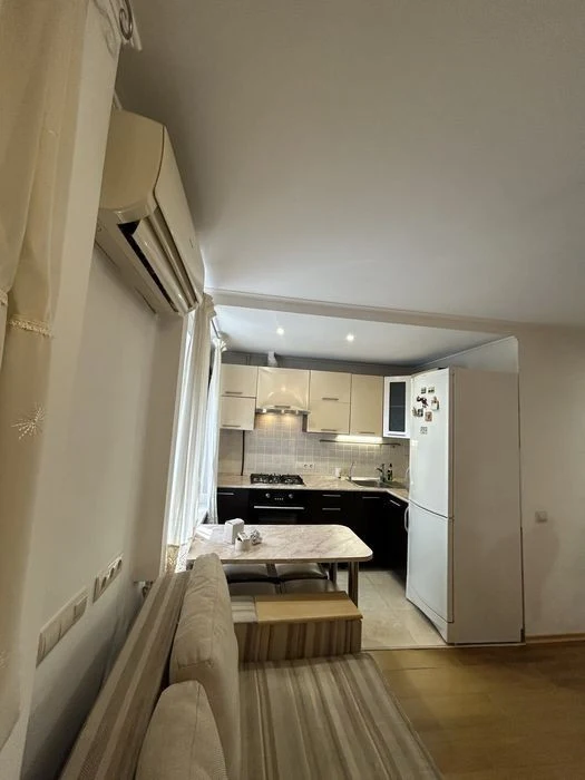 I will sell a fully equipped 1-room apartment at Novomostytska Street, 6.