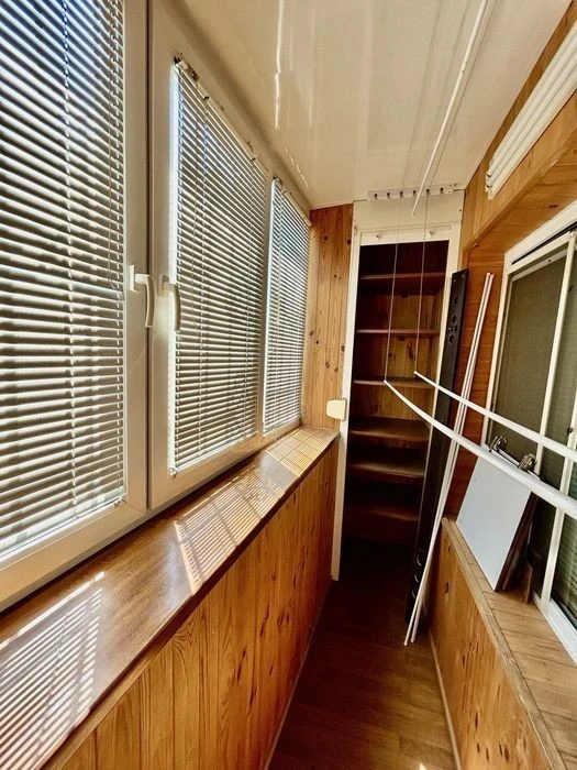 I will sell a fully equipped 1-room apartment at Novomostytska Street, 6.