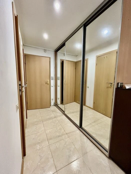 I will sell a fully equipped 1-room apartment at Novomostytska Street, 6.