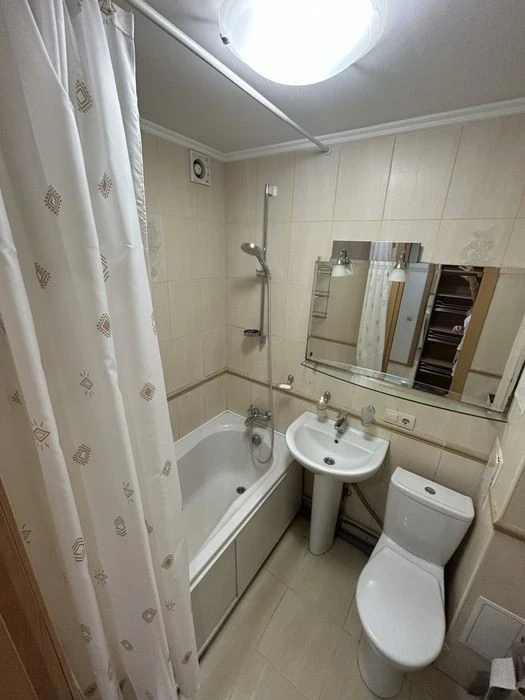 I will sell a fully equipped 1-room apartment at Novomostytska Street, 6.