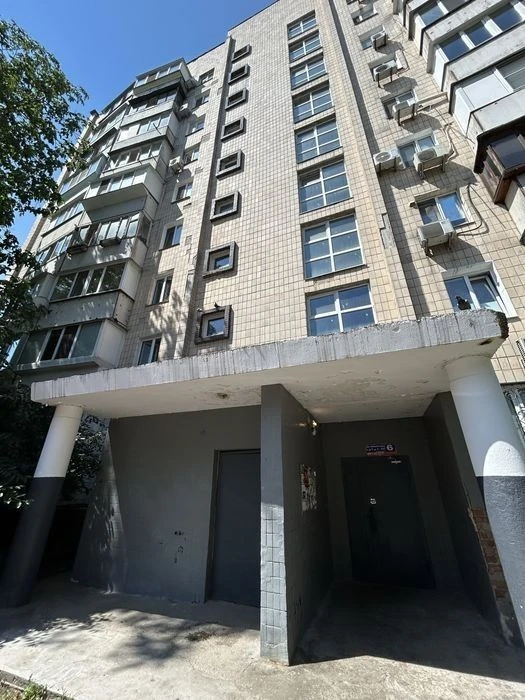 I will sell a fully equipped 1-room apartment at Novomostytska Street, 6.