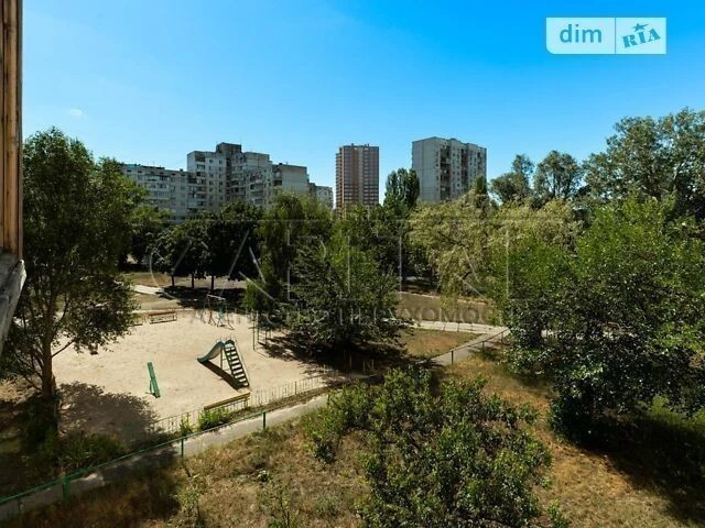 Продаж 3к квартири 70 кв. м на просп. Володимира Івасюка 41