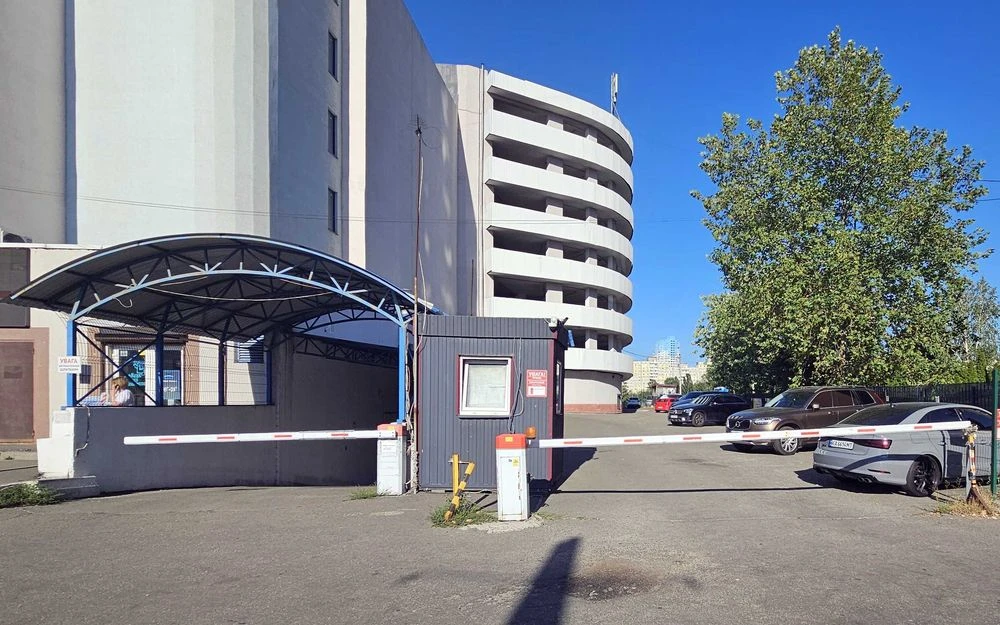 Драгоманова, 1-Н. Продаж паркомісця 15кв.м. на 1 поверсі!