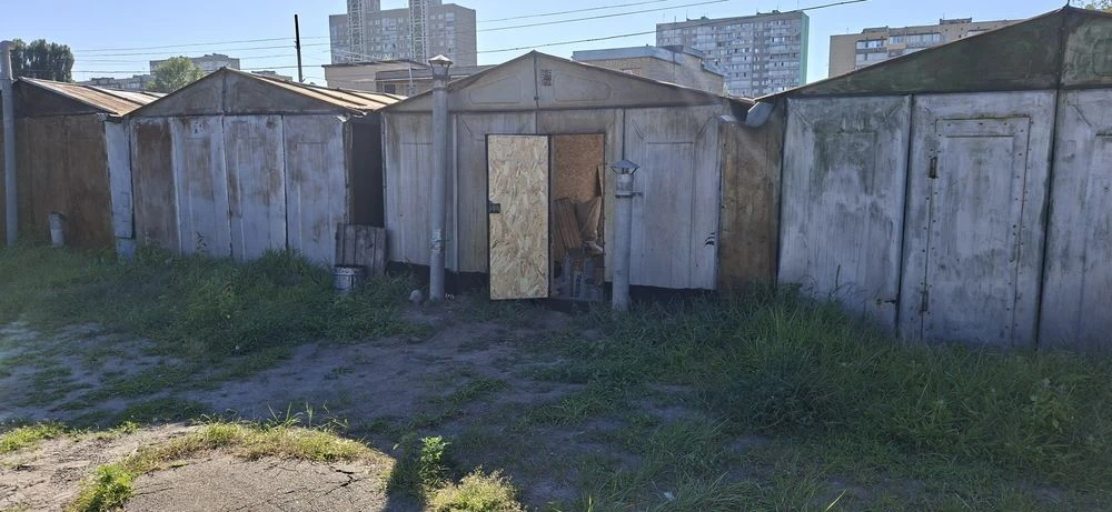 Продам приватизований гараж . Гск троещина.