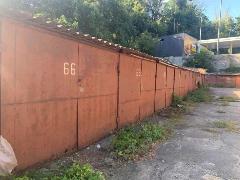Продам гараж в Гаражному кооперативі на вулиці Глибочицька 1