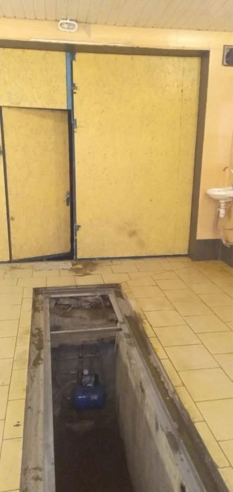 Гараж зі світлом, ямою та водою