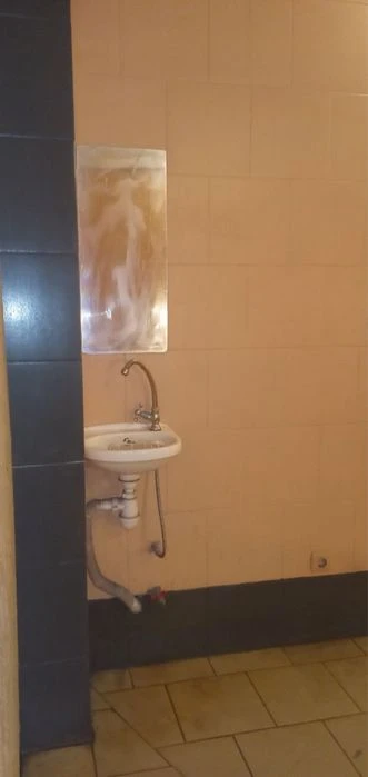 Гараж зі світлом, ямою та водою