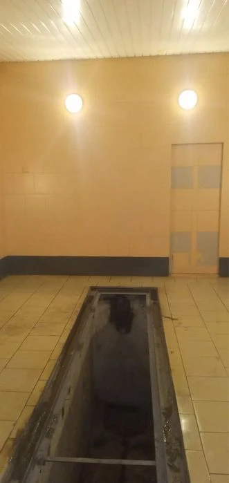 Гараж зі світлом, ямою та водою