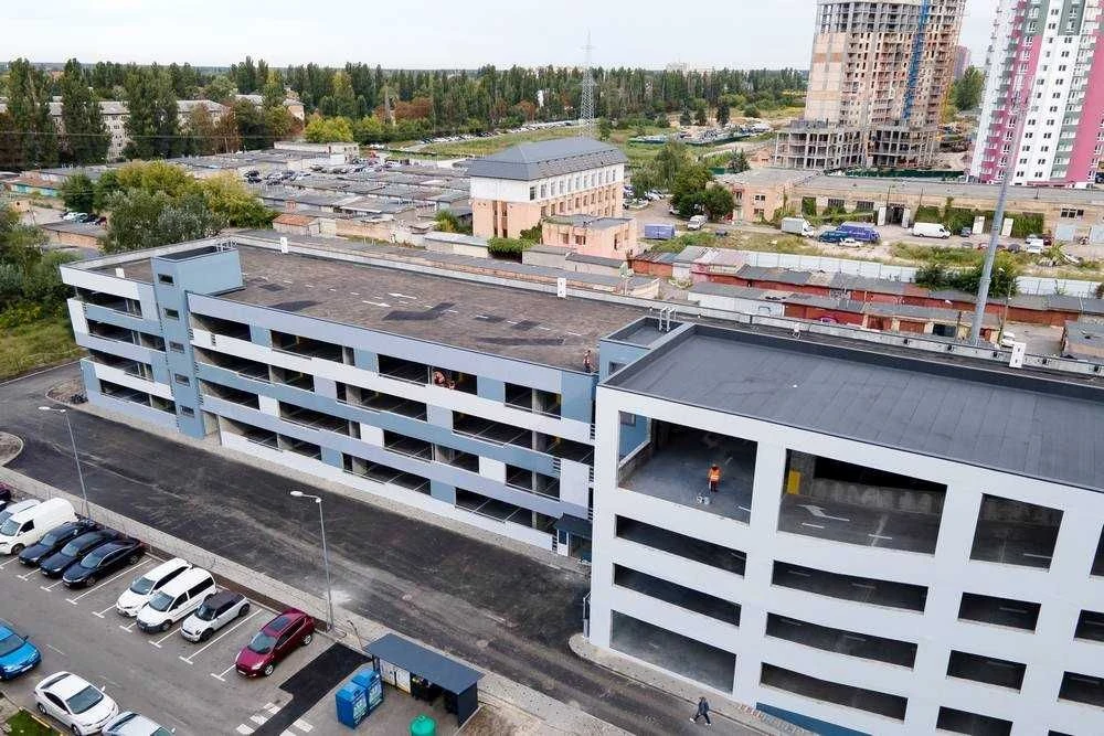 Відкриті машиномісця на 5-му рівні наземного паркінгу в ЖК М