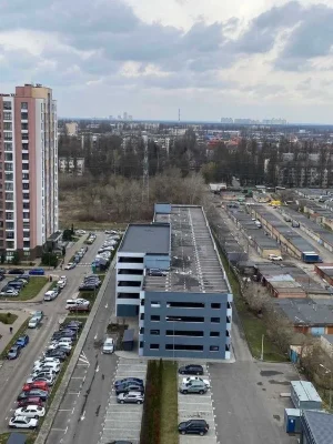 Відкриті машиномісця на 5-му рівні наземного паркінгу в ЖК М