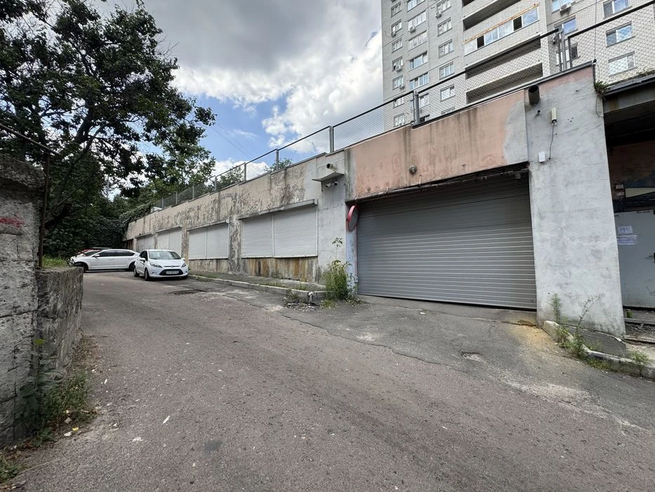 Парковка крита, окремо стояча будівля 650 м2, 24 паркомісця