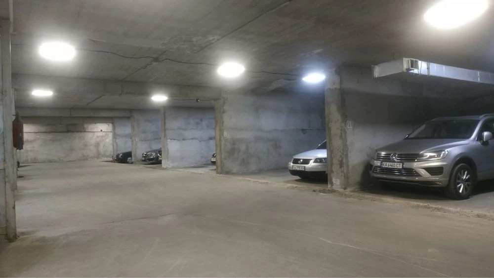 Парковка крита, окремо стояча будівля 650 м2, 24 паркомісця