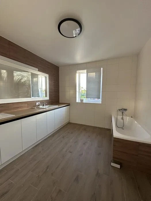 Оренда котеджу 350 м², Євгена Харченко вул.