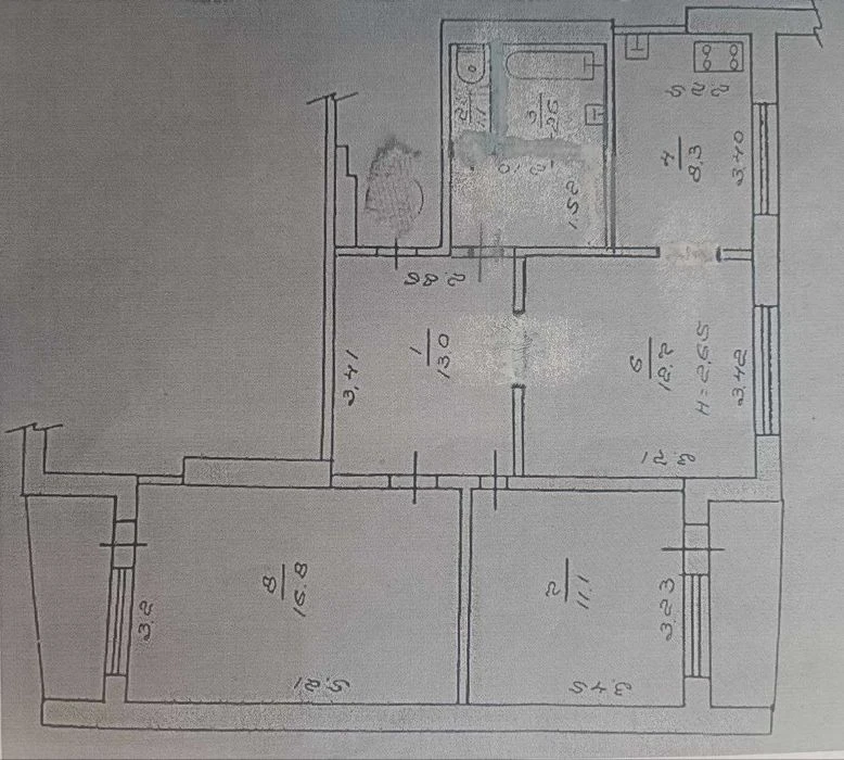 Selling a 3-bedroom apartment in Northern Saltovka.