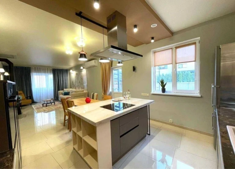 Оренда будинку 245 м², Стадіонна (Жуляни) вул.