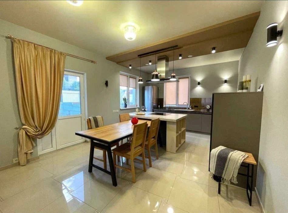 Оренда будинку 245 м², Стадіонна (Жуляни) вул.