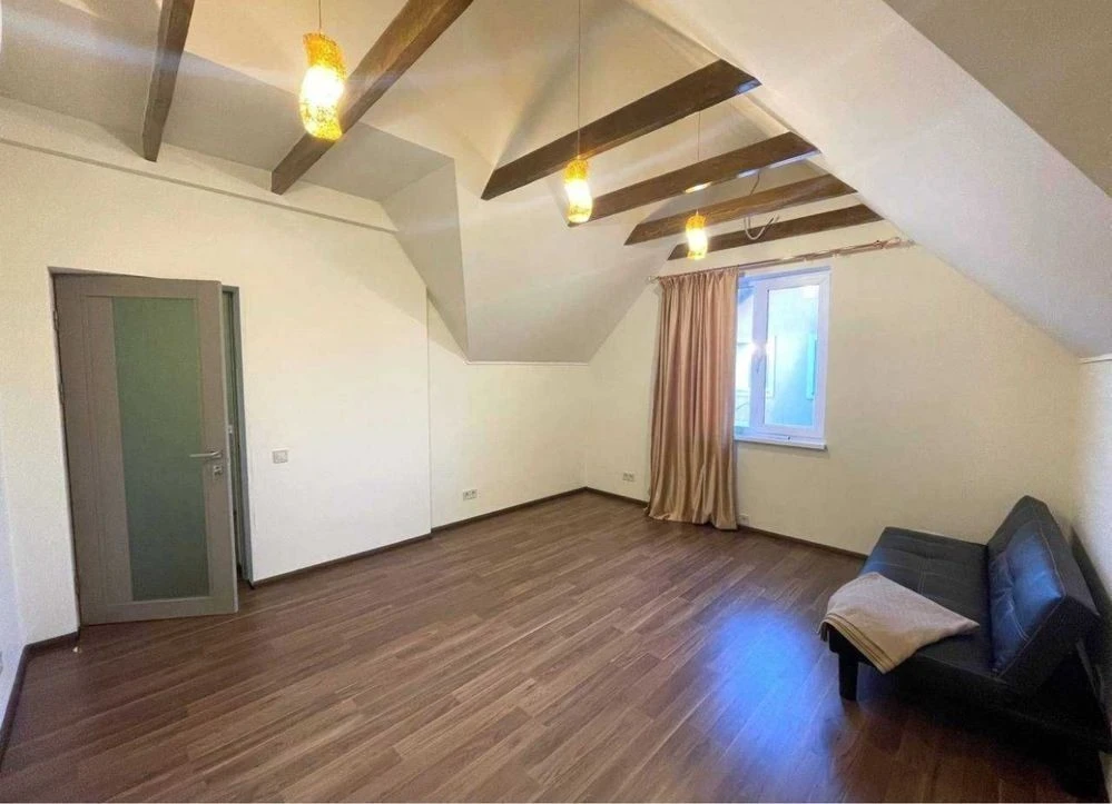 Оренда будинку 245 м², Стадіонна (Жуляни) вул.