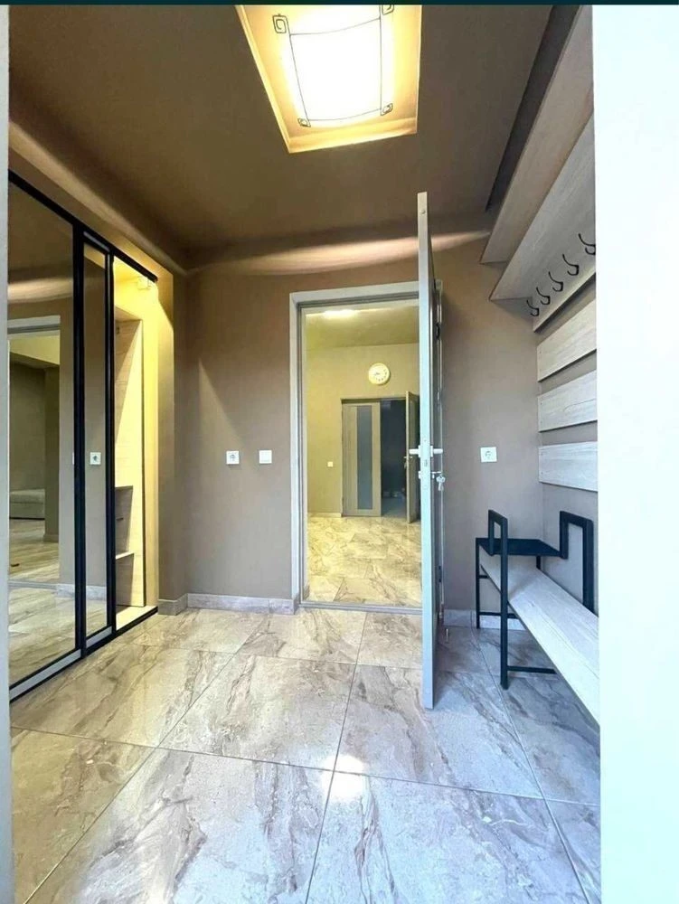 Оренда будинку 245 м², Стадіонна (Жуляни) вул.