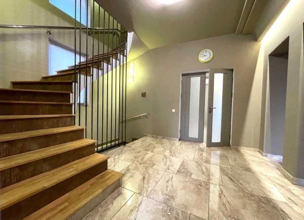 Оренда будинку 245 м², Стадіонна (Жуляни) вул.