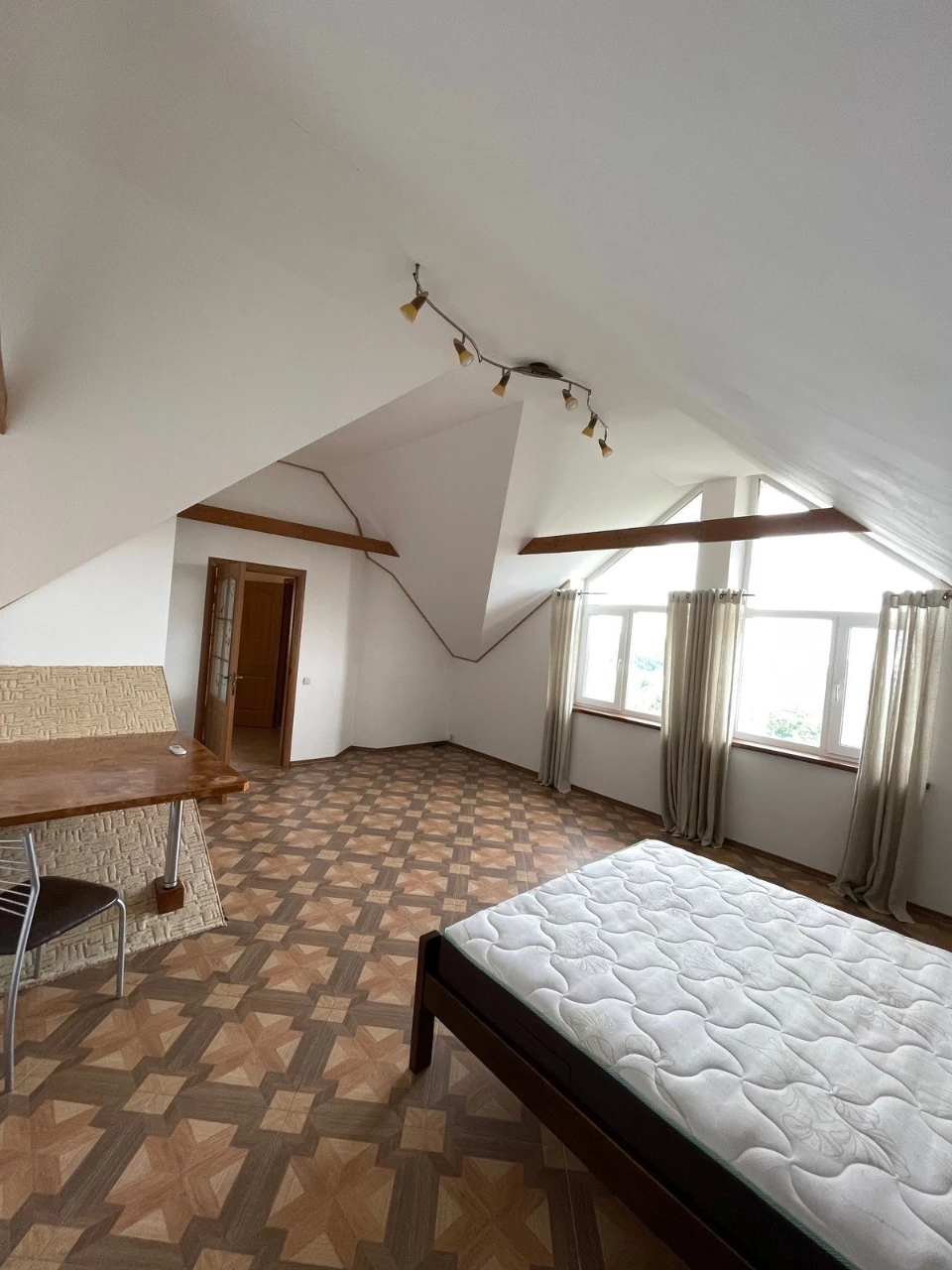 Оренда будинку 475 м², Добрий Шлях вул.