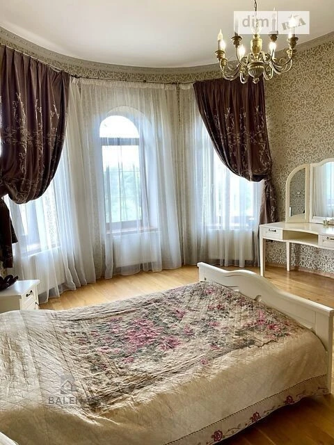 Довгострокова оренда будинку від посередника з верандою на в