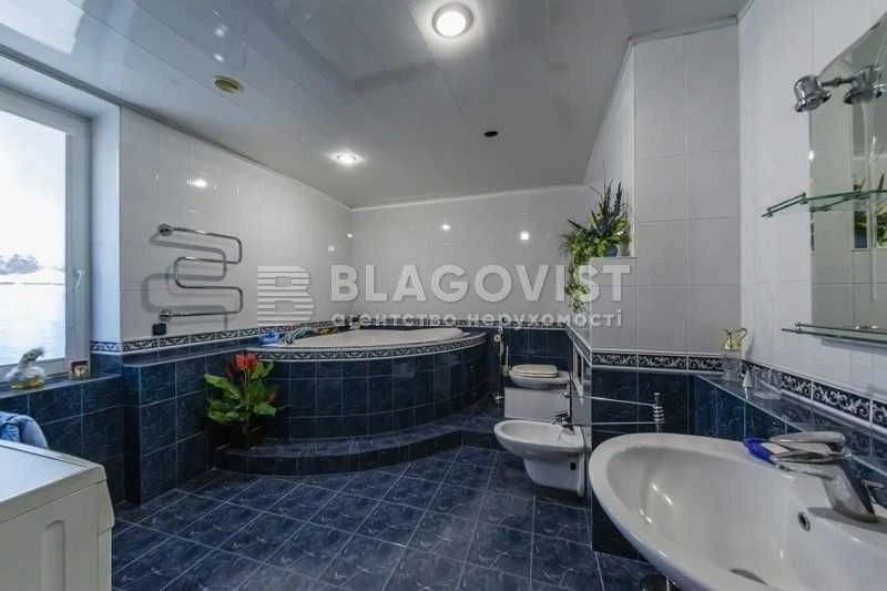Kovpaka 17. Sale of 4-room apartment with renovation