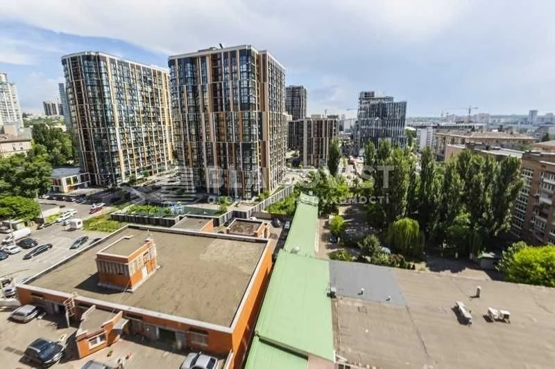 Kovpaka 17. Sale of 4-room apartment with renovation