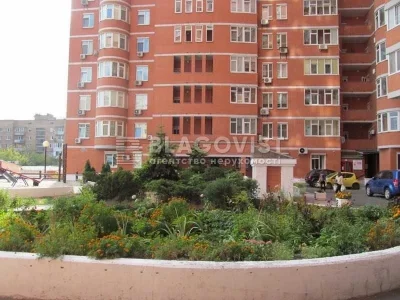 Kovpaka 17. Sale of 4-room apartment with renovation