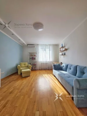 Three-room apartment for sale at Boryspilska, 12v