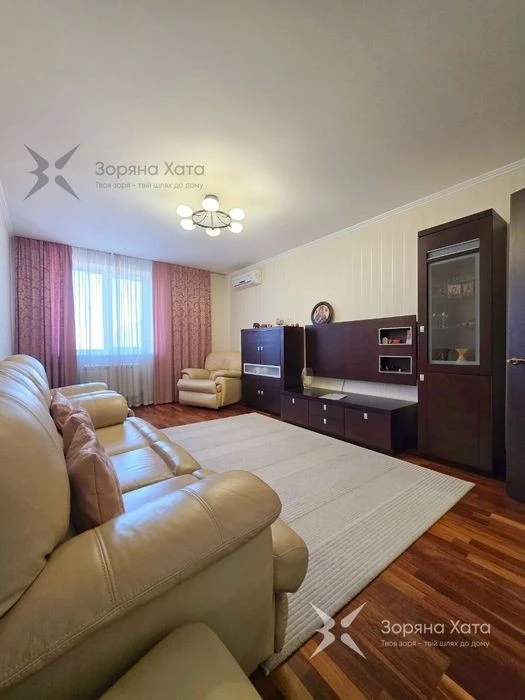 Three-room apartment for sale at Boryspilska, 12v