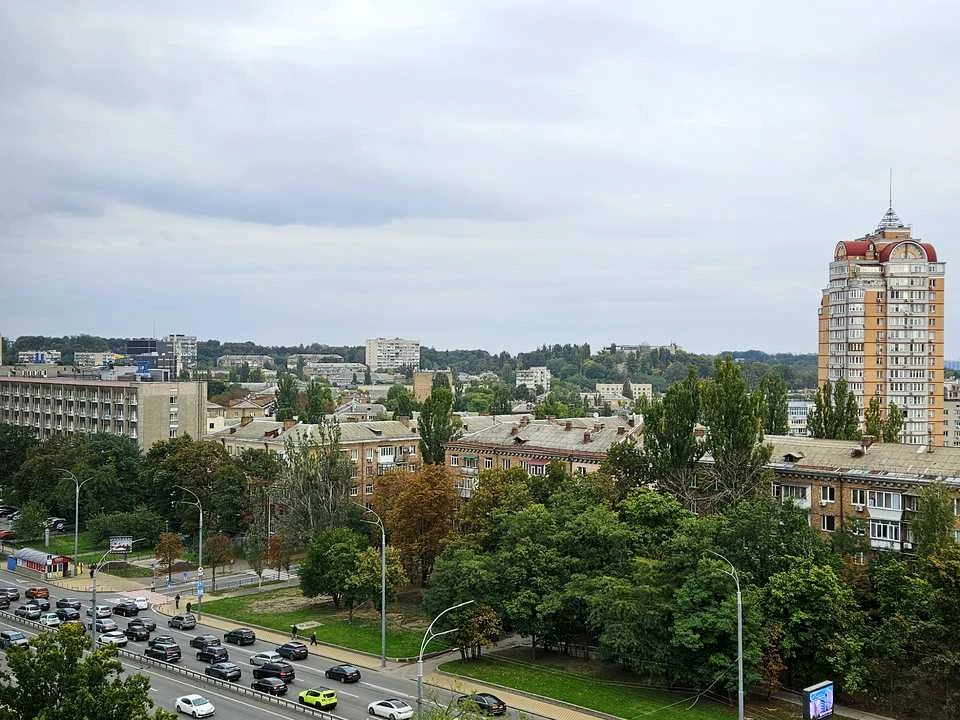 Будинок. Київ, Миколи Міхновського бульв. (Дружби народів)