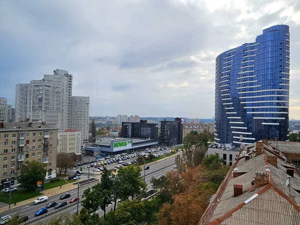 Будинок. Київ, Миколи Міхновського бульв. (Дружби народів)