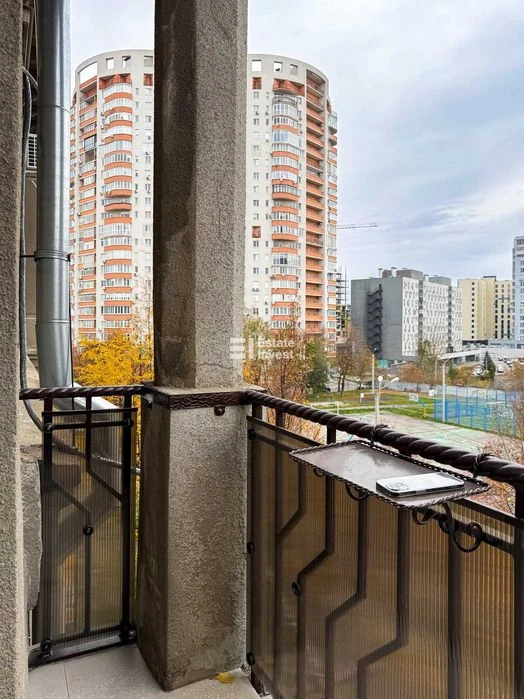 I will sell a 4-room apartment on Kultury St., 11