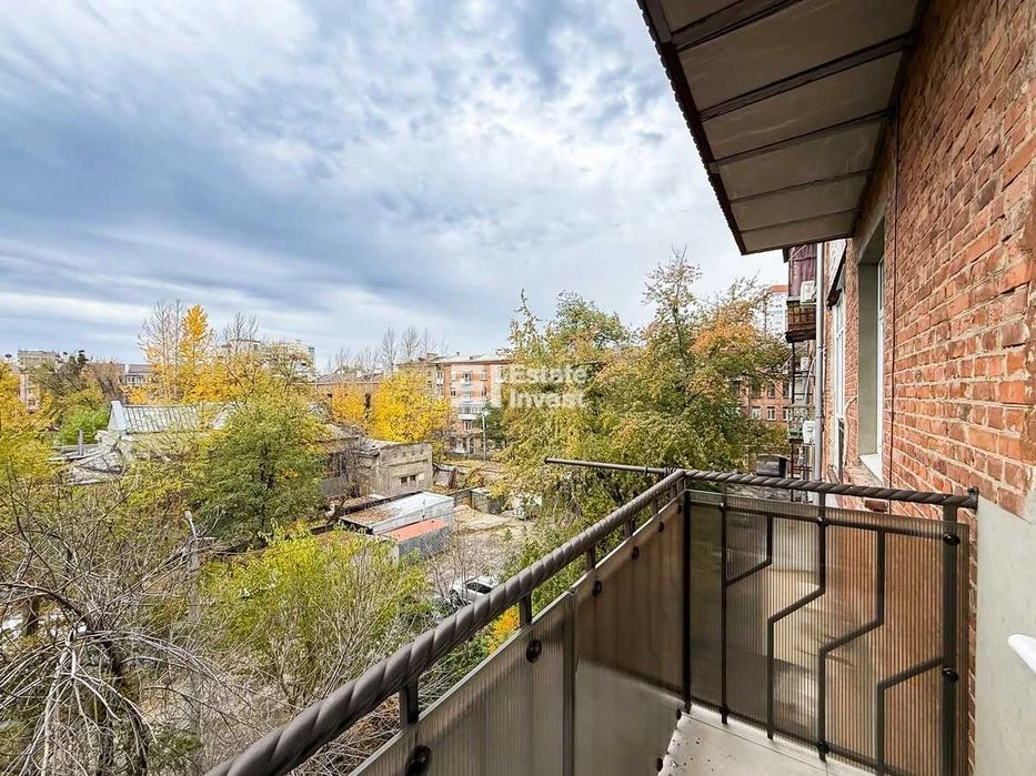 I will sell a 4-room apartment on Kultury St., 11