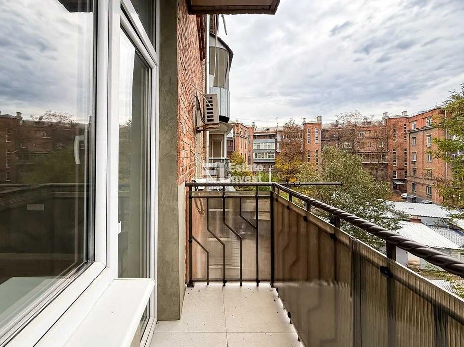 I will sell a 4-room apartment on Kultury St., 11